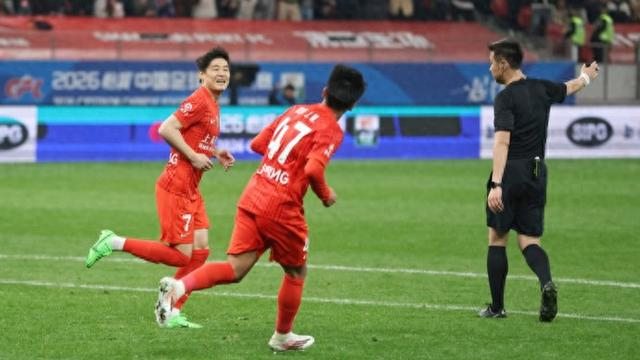 V站-302天蛰伏，8分钟绽放！武磊满血归来，海港有救了！|上海海港|青岛西海岸|康复|球队|训练_新浪体育_新浪新闻